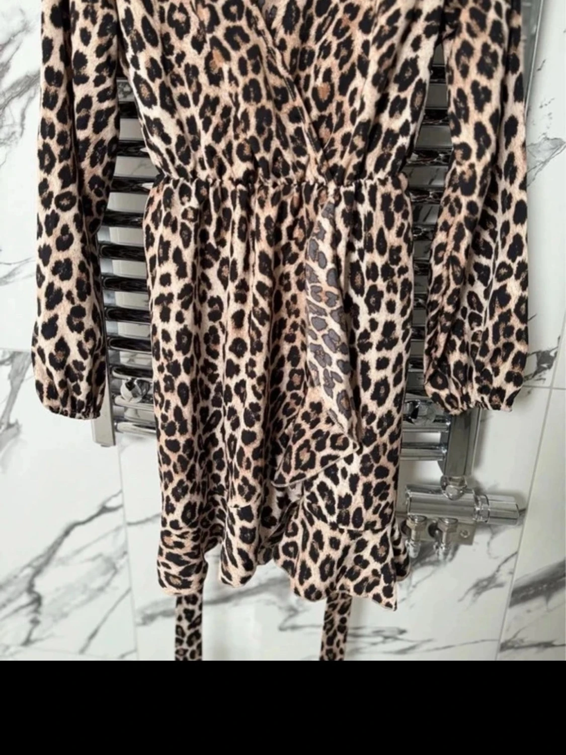 Leopardmönstrad omlottklänning med knyt - 2