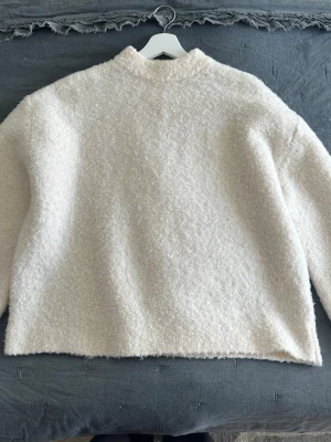 Gosig tröja🥹🥹 - Jätte söt gosig tröja, jättefint skick! Säljer då den inte kommer till användning så ofta. Den ligger ute på min vinted för samma pris såklart! vinted: weraronder