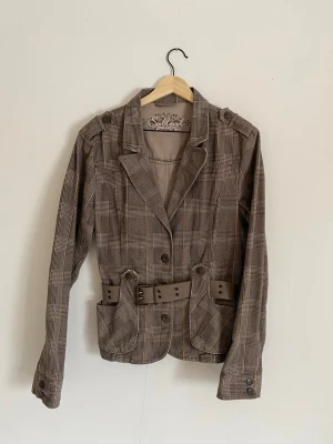 Italian vintage jacket  - Så unik och snygg vintage jacka som är perfekt nu till våren! Köpt på Napoli Centrale i stockholm. Figursydd i midjan och med ett snyggt bälte som även går att ta av om man skulle vilja det. Lapparna är tyvärr borta men sitter typ som en M skulle jag säga💕Skulle gissa att materialet är 100% bomull.