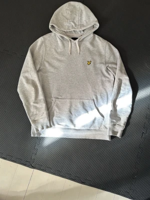 Lyle & scott Hoodie - Grå Lyle & scott Hoodie. Ett litet hål som är igensytt som visas på andra bilden men utöver det så är tröjan i bra skick