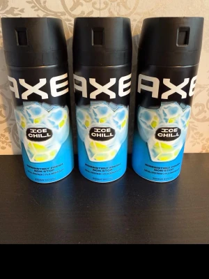 Axe Ice Chill Deospray 3-pack - Tre stycken Axe Ice Chill deosprayer med fräsch och kylande doft. Flaskorna är svarta och blå med isbitar på framsidan och har en praktisk sprayfunktion. Perfekt för dig som vill känna dig fräsch hela dagen.