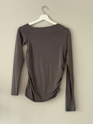 Grå långärmad topp - Snygg grå långärmad topp från Weekday. Storlek medium.