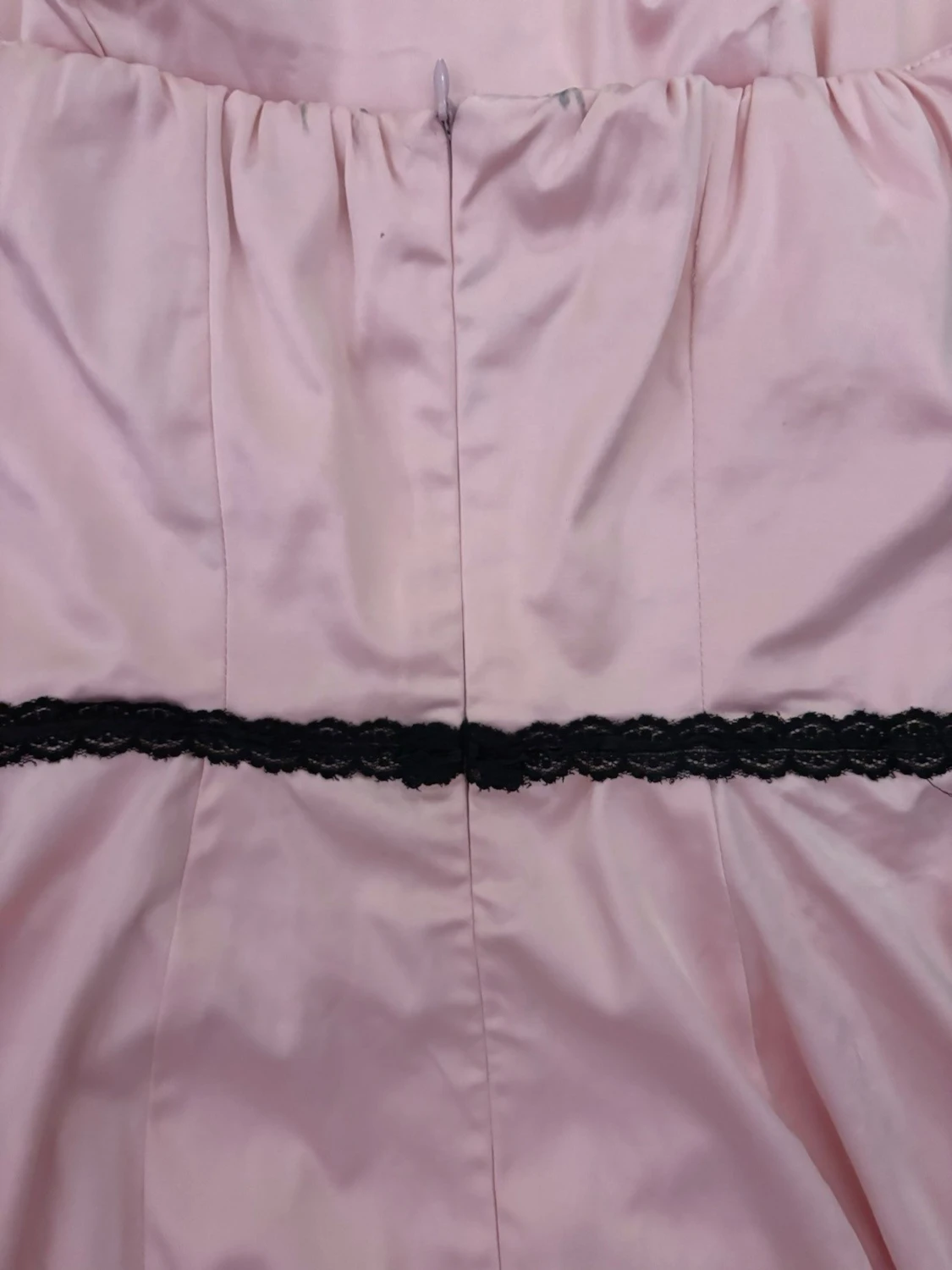 Rosa satin kortklänning med svarta detaljer - 5