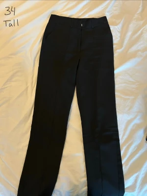 Svarta kostymbyxor - Snygga svarta kostymbyxor med raka ben och hög midja. Storlek 34 Tall, passar bra på mig som är 176 cm💕