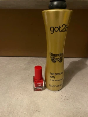 Got2b värmeskyddsspray & rött nagellack - Säljer en Got2b Guardian Angel värmeskyddsspray i guldig flaska samt ett rött nagellack från Golden Rose Rich Color. Sprayen skyddar håret vid styling (230grader)och nagellacket har en intensiv röd nyans med glansig finish.