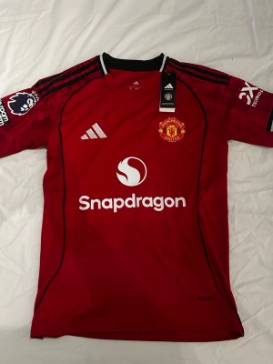 Manchester united hemmatröja 25/26 - Manchester united hemmatröja 25/26 med mbeumo, 19 på ryggen. 