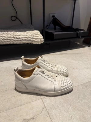 Christian Louboutin  - |Säljer nu dessa Christian Louboutin|Skorna är i fint skick|Storlek 41 fits 42|Vid eventuella frågor är det bara att höra av sig| 