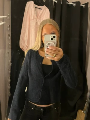 Stickad ull kofta - Fin stickad ull kofta från Gina trixig, sällan använd!