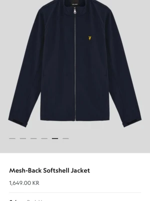 Marinblå softshelljacka Lyle & Scott - Stilren marinblå softshelljacka från Lyle & Scott med hel dragkedja och diskret gul logga på bröstet. Jackan har en minimalistisk design, raka ärmar och stårkrage. Perfekt för dig som gillar sportig och enkel stil.