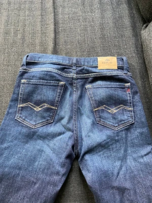 Replay Jeans - Säljer dessa feta replay jeansen i storlek 14A. Modellen heter Thad och är gjord för dig som gillar lite avslappnad stil. Använda en gång, så inget märke utav användning.