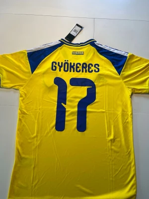 Sverige fotbollströja Viktor Gyökeres 9 - En Sverige fotbollströja 2026 aldrig använd. Perfekt för dig som inte hunnit köpa in din Sverige tröja inför vm än. Tröjan är i storlek medium med Sveriges stjärnspelare Viktor Gyökeres på ryggen. Kom gärna med frågor eller funderingar.