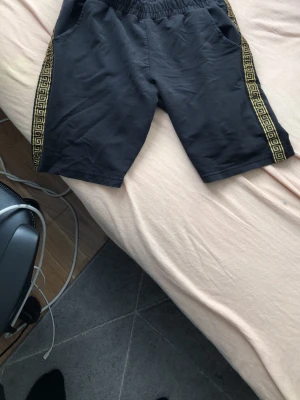 Fendi shorts (fungerande skick) - Säljer ett par fendi shorts i storlek S. Men den har några lösa trådar o nåt hål. Skulle passat perfekt till ett barn vid 8-13 års åldern. Perfekt till kanske ett barnbarn eller bara ditt eget.
