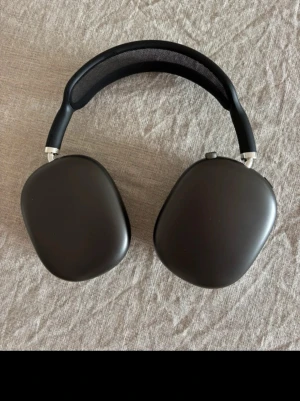 AirPods Max  - En jätte bra 1:1 som är köpt för 1300, ljudet funkar perfekt och är perfekta för dig till gymmet, vid snabb affär så kan jag gå ner lite 