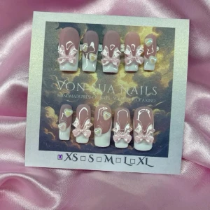 FrenchBby (XS);Medium Square - Supergulliga handgjorda press-on naglar i nude och vitt med 3D rosa rosetter och små hjärtan. Naglarna har en fransk tipp och dekoreras med pärlglans och detaljer i pastell. Perfekt för dig som vill ha en söt och unik nagelstil.XS: 14 mm, 11 mm, 11,5 mm, 10 mm, 8 mm 