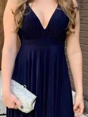 Mörkblå balklänning  - Lång balklänning köpt på Bubbleroom (finns inte kvar). Endast använd 2 gånger.  Mörkblå.