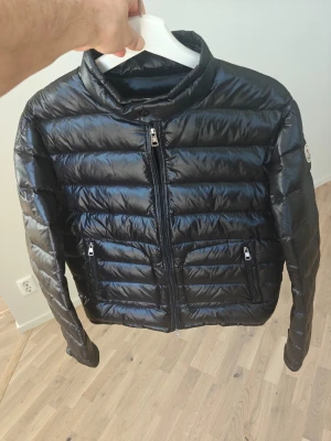 Moncler Acorus (M) - Snygg vårjacka från Moncler, storlek M och passar bra på någon runt 170-180 cm. Dragkedja behöver lagas då den går isär vid bröstet, något en skräddare kan lösa. Inga hål eller andra defekter, gott skick.