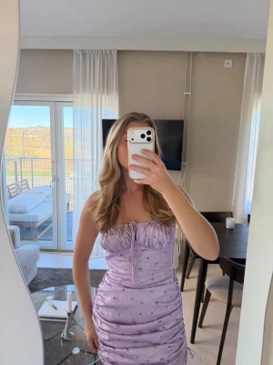 Adoore klänning  - Midi klänning som du själv kan justera längden på, finns inte kvar på hemsidan. Varsamt använd! Något liten i storlek.