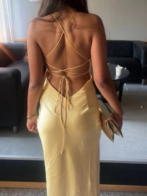 Fin gul balklänning  - Jättefin balklänning från Babyboo! Endast använd en gång så inga defekter 💕