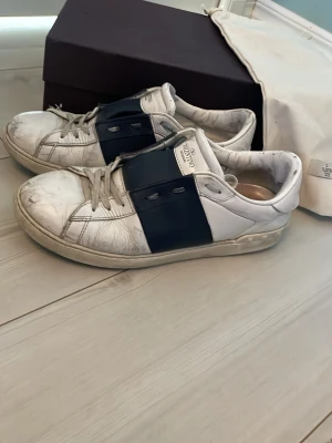 Valentino opens - Säljer dessa valentino opens med en navyblå rand i storlek 43 box och dustabag kommer med nypris 5000-7000kr mitt pris 1299kr skick 5/10.           100% äkta