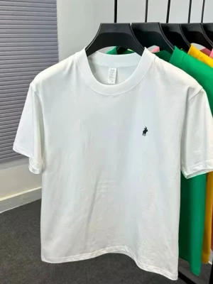 Dm mig om ni är intresserade 250 köper man två 400kr man kan få kompis pris.  - Två klassiska t-shirts från Polo Ralph Lauren, en i vitt och en i mörkgrått. Båda har rund halsringning, korta ärmar och den ikoniska broderade loggan på bröstet. Perfekta basplagg i mjuk bomull.