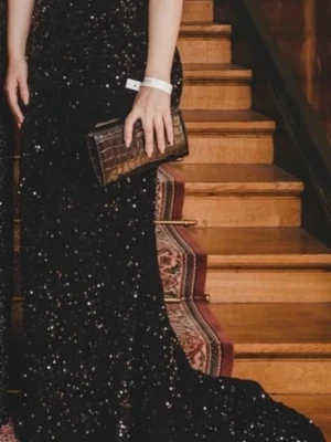 Svart glittrig festklänning/balklänning - Fin festklänning/balklänning i strl M med släp Använd endast en gång. Svart långklänning täckt av glittrande paljetter. Klänningen har smala axelband och figurnära passform som framhäver siluetten. Perfekt för speciella tillfällen när du vill sticka ut och glänsa.