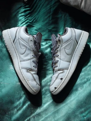 Air Jordan 1 low - vit - storlek 40 - skick: okej (finns skador) - 📦snabb frakt (24-48h)                                     👕storlek 40                                                ✨️okej skick (finns skador)                            💬tveka inte att ställa frågor
