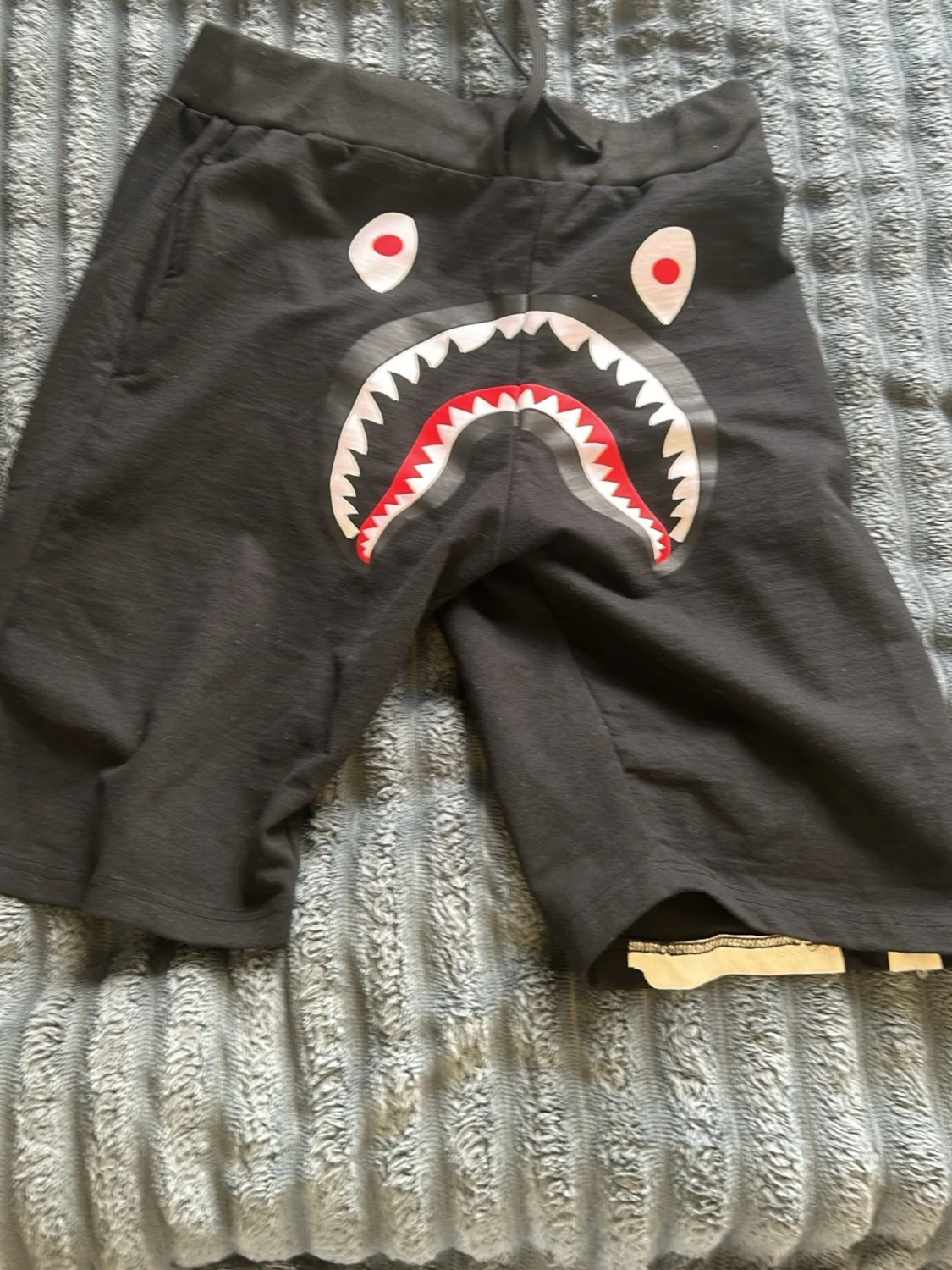 Svarta shark shorts med tryck