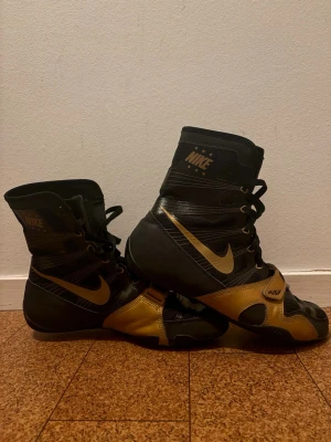 Nike Hyper KO 1 Boxningsskor - Säljer nu ett par Nike Hyper KO 1 Boxningsskor för ett mycket bra pris då de inte passar mig. Hör hjärna av er om ni har några frågor eller vill köpa🤝❗️  Pris kan diskuteras❗️🤝