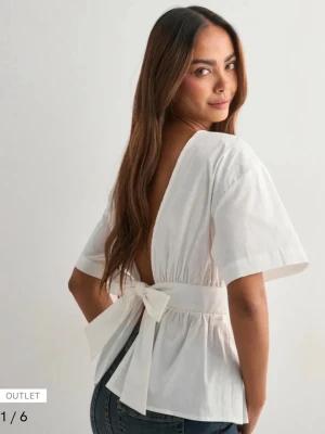 Nelly blus  - Säljer denna slutsålda blusen från Nelly i storlek 32! Aldrig använd, prislapp kvar. Nypris 299💘