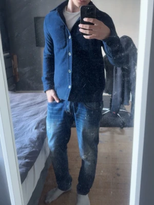 Donce de la sense overshirt - Säljer nu min asfeta Overshirt från donce de la sense eftersom den blivit för liten.        Storlek S passar M (killen på bilden är 183 80kg)                                                                         Skick: 8/10 endast små blekningar på underarmarna                                                         Nypris ca 1300 (Går ej att köpa denna version längre)                                                           Skriv för mer bilder och frågor! 