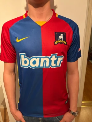 AFC Richmond matchtröja Jamie Tartt - Rensar nu mina fotbollströjor i toppskick! Modellen på bilden är 184 och väger 80kg. Bara höra av sig vid frågor eller funderingar!