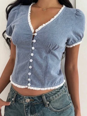 Blus - Väldigt fin blå blus. Köpte på Vinted men den va tyvärr förstor i bysten för mig (bilderna är från hon jag köpte den från). Väldigt söt 