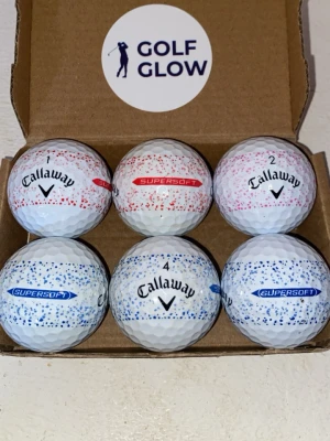 Callaway Supersoft splatter 6-pack - Säljer ett 6-pack Callaway Supersoft golfbollar med färgstänk i rött och blått. Bollarna är vita och har Callaway-logga samt Supersoft-tryck. Perfekta för dig som vill ha lite extra stil på golfbanan. Levereras i originalkartong med Golf Glow-dekal.