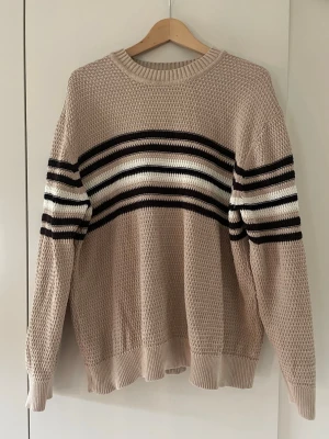 Tröja These Glory Days i nyskick - En riktigt schysst tröja från These Glory Days i lite retrostuk. I princip nyskick då jag köpte den i butik, använde den en gång och insåg att den inte passade mig. Tröjan är i storlek L och är lite oversized. Nypris någonstans runt 500-600 kr. Pris kan diskuteras!