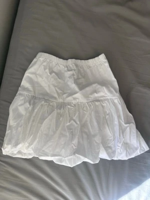 Perfekt kjol till sommaren - Vit kjol i storlek S/M – helt ny med prislapp kvar från meet-me-there! Skulle säga att de är mer än S än M  ✔️Har inbyggda shorts ✔️ Aldrig använd ✔️ Perfekt till sommaren ✔️ Sitter jättefint 