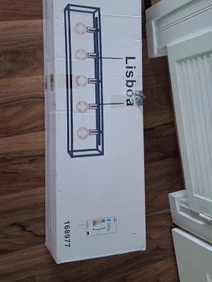 Lisboa taklampa svart/mässing - Säljer en Lisboa taklampa i svart och mässing med plats för fem ljuskällor. Lampan är 110 cm lång, 16 cm bred och kan hängas upp till 150 cm. Tillverkad i metall och plast. Perfekt för dig som vill ha en modern och stilren belysning.