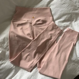 Lululemon tights - Supersnygga ljusrosa leggings från Lululemon med hög midja och sömlös design. Stretchigt och mjukt material som sitter skönt på kroppen. Storlek 2, passar mig som vanligtvis bär xs/s är 168 ungefär. Helt nya med prislapp kvar