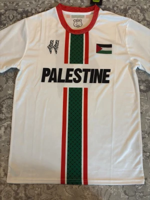 Vit Palestine fotbollströja - Helt ny Palestine tröja – aldrig använd 💯 Klassisk vit design med snygga detaljer, enkel och clean 🔥  Finns i storlekar: S (2st) M (2st)  Passform: Normal Skick: 10/10