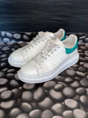 Alexnader Mcqueen - Alexander McQueen 42, Fint skick. Fler bilder går att ordna i pm! Köparen betalar för frakt.