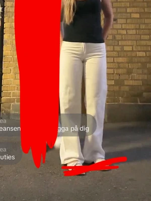 Vita jeans straight  - Vita jeans, perfekta för sommaren och våren. De är straight i formen och i storlek 34. (ha i åtanke att de är för små för mig och knappen är uppknäppt under tröjan på bilden). Jag har endast användt dem en gång så de är u väldigt bra skick!