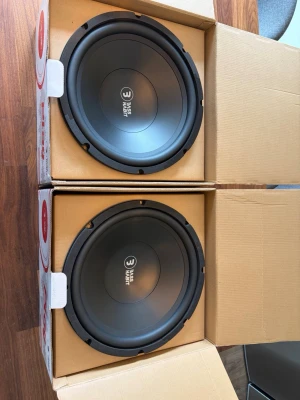 Bass Habit Play P300 subwoofer - Säljer två svarta Bass Habit Play P300 subwoofers på 300 mm. De har en stilren rund design och levereras i originalkartong. Perfekta för dig som vill ha kraftfull bas i bilen. Effekt på 150W RMS och 300W max. Materialet är robust plast och metall.