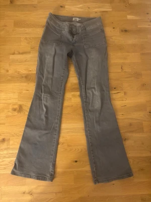 Gråa jeans från lager 157 - Säljer dehär lågmidjade gråa jeansen från lager 157 i storlek M🤗