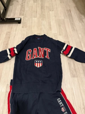 UNISEX Marinblå tröja från GANT med byxor  - Helt slutsålda överallt. Byxan är i storlek xs och tröjan s, säljer antingen som sett för 850 eller så får man tröjan för 500 och byxan för 500 💕