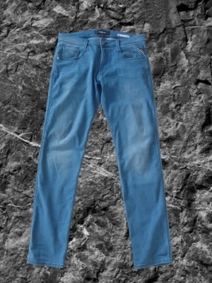 Ljusblå slim fit jeans från Replay - Säljer ett par ljusblå slim fit jeans från Replay W32 L32 pris går att diskutera😁