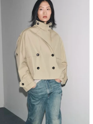 Kort beige trenchcoat från Zara - Nypris 859kr! Trenchcoaten är helt ny! Men råkade klippa bort prislappen fast den finns kan skicka med den! Aldrig använd och helt slutsåld, har endast stått i garderoben, så exakt helt ny! 