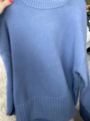 Blå stickad tröja från H&M - Säljer min blåa stickade tröja från H&M, kontakta för fler bilder och priset! 🩵🩵