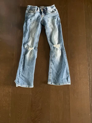 Ljusblåa jeans  - Säljer ett par jättefina jeans från Gina Tricot low Rise med röd söm💕bra kvalitet och är töj bara i midjan.