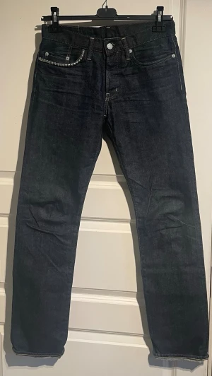 Hysteric glamour selvedge jeans - Ett par djupblåa selvedge jeans ifrån hysteric glamour. Fint skick och riktigt bra kvalitet men endå mjuk denim. Låg rise storlek 30. Midjemått 38cm så passar mer som 28-29