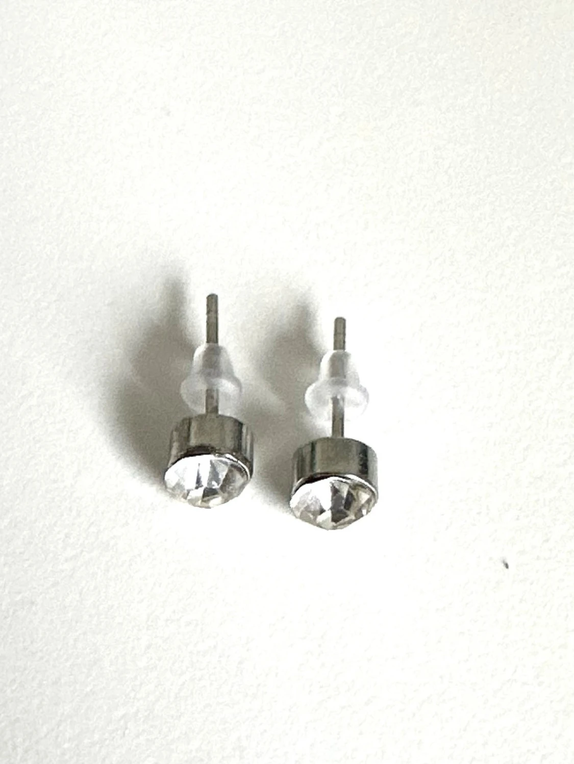 Silvriga örhängen med klar sten, helt NYA - 3