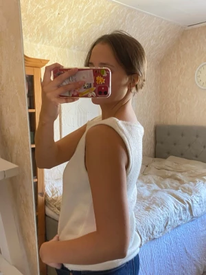 Stickad boatneck väst  - Vit stickad boatneck väst i gosigt material, använd fåtal gånger. Passar även snyggt med en långärmad tröja under, perfekt till våren☀️